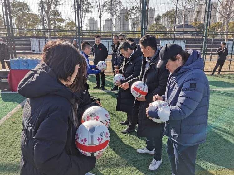 最新QQ签名精选，爱的纽带与温馨的日常