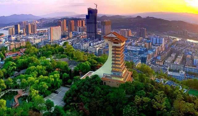 最新广元暴雨中的小巷奇遇，一家隐藏的色彩小店