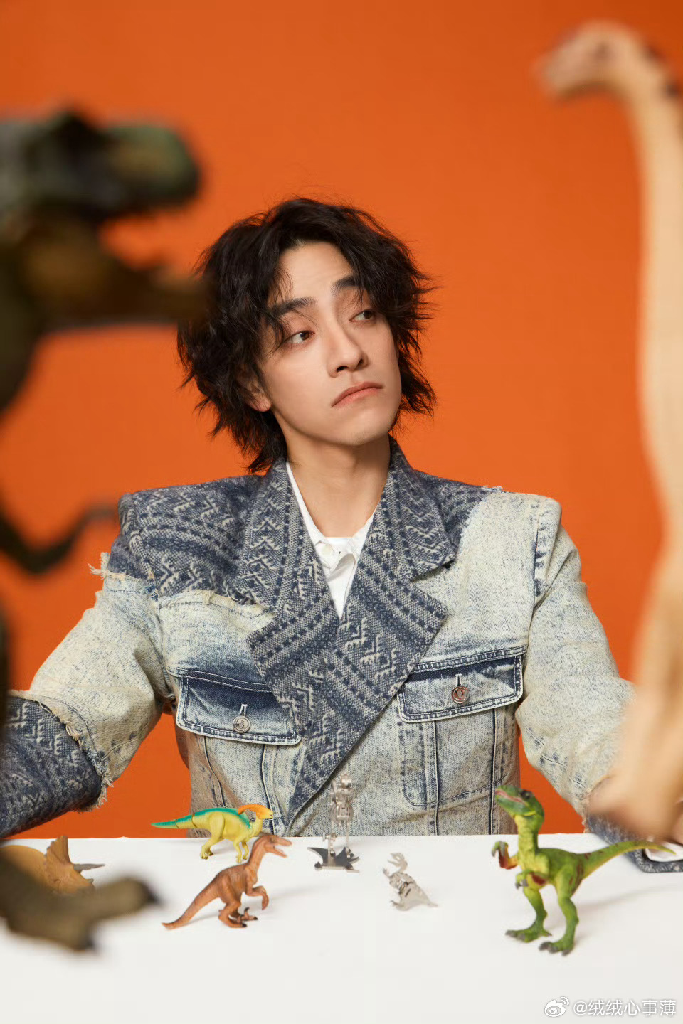 郑云龙最新现身，科技新品惊艳登场，开启智能生活新篇章！